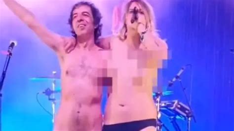 El cantante de Sidonie se desnuda entero en un concierto junto a Rocío