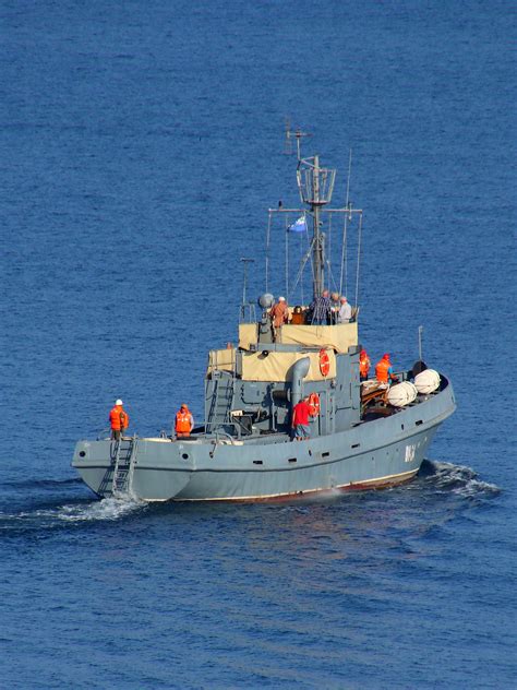 Водолазное морское судно ВМ-34 на ходу в Карантинной бухте Севастополя