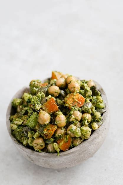 Salade De Pois Chiches Et Avocat Photo Gratuite