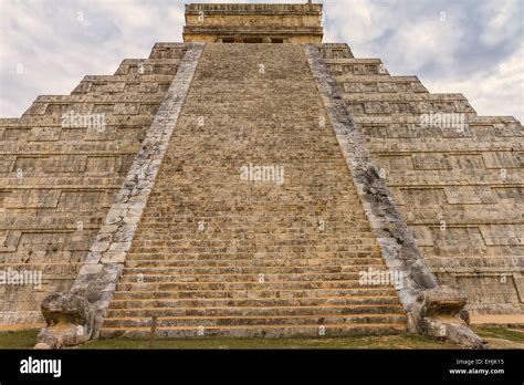 La Pirámide De Chichen Itzá México Fotografía De Stock Alamy