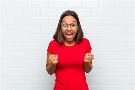 Mujer Latina Que Se Siente Sorprendida Emocionada Y Feliz Riendo Y