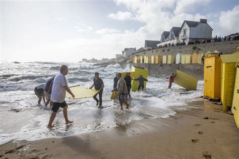 Loire Atlantique La Temp Te Patricia Pousse L Eau Des Cabines De