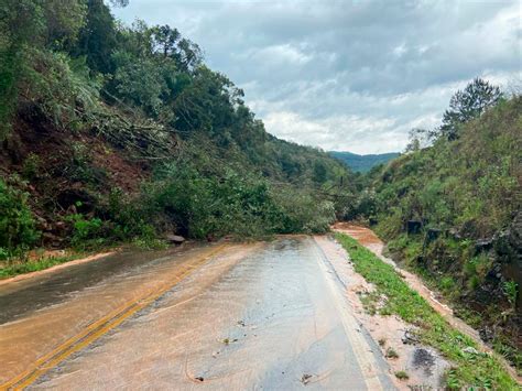 ERS 110 totalmente bloqueada entre Jaquirana e Bom Jesus devido à queda