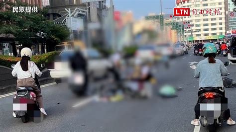 高雄鬧區轎車撞3車2傷 駕駛未煞車棄車逃逸撞電線桿（民眾提供） Youtube