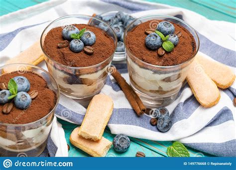 Postre Cl Sico Del Tiramisu En Un Vidrio Con Los Ar Ndanos En Fondo De