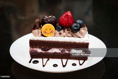 Sepotong Kue Cokelat Buatan Sendiri Di Atas Piring Putih Dan Latar