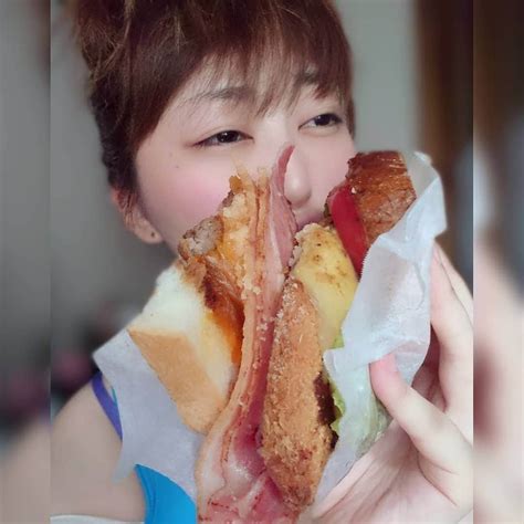 松浦麻里奈さんのインスタグラム写真 松浦麻里奈instagram「こんなに大きいので、チンして朝食で☕🍞🌄 すんごいボリュームのある