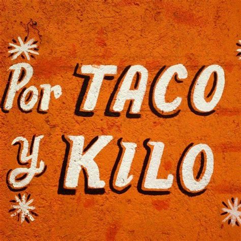 Taco y Kulo Rótulo de tipografía en pared anaranjada