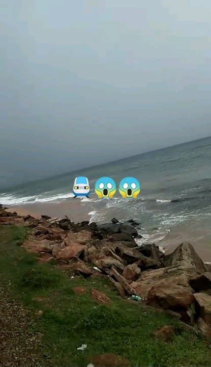 බලන්නකෝ මොකද වෙන්නෙ කියලා😱😱 Sea Srilanka Train Colombo Youtube