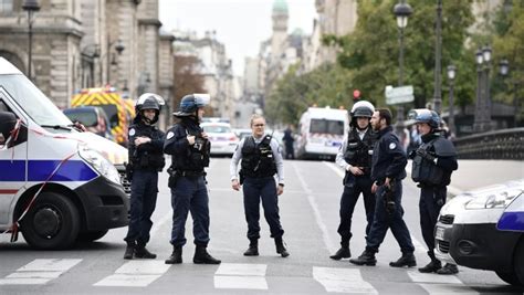 Attaque à La Préfecture De Paris Un Courageux Policier Stagiaire A