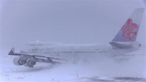 超絶 猛吹雪 大雪の新千歳空港 Youtube