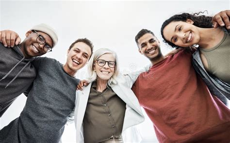 Abrazar La Felicidad Y El Trabajo En Equipo Con Retratos De Gente De