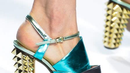 30 zapatos para empezar el año con el pie derecho Glamour