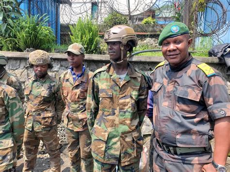 Guerre de l Est des éléments capturés et rendus du M23 RDF présentés