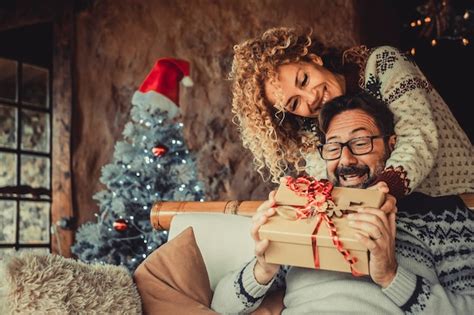 Casal Feliz Em Casa Trocando Presentes Para As F Rias De Natal Foto