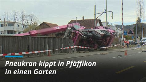 Pneukran Kippt W Hrend Der Arbeit In Pf Ffikon Zh Um Youtube