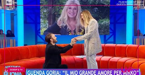 Proposta Di Matrimonio Per Guenda Goria Mirko Si Inginocchia A La