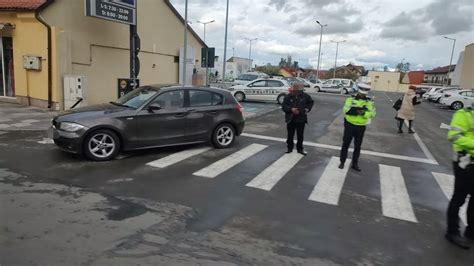 Femeie De De Ani Acro At De Un Autoturism Pe O Trecere De Pietoni