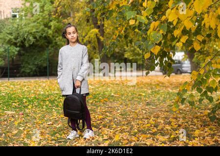 Jolie jeune fille avec un sac à dos allant à l école le matin froid d