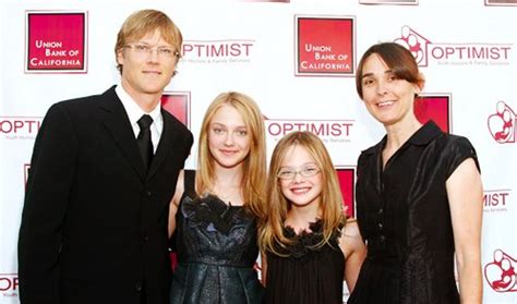 The famous Dakota Fanning and her cute family: parents, siblings