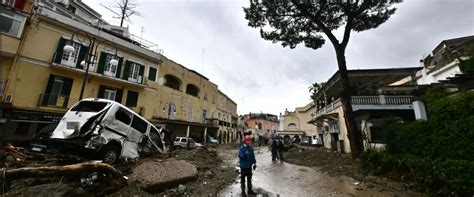 Ischia L Appello Della Cri Doniamo Per Aiutare La Popolazione