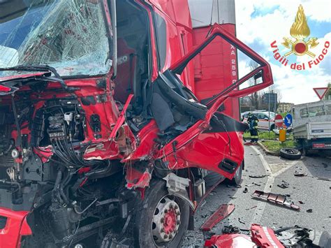 Violento scontro tra un furgone e un camion un conducente è stato