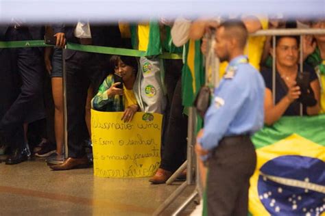 Apoiadores Que Recepcionaram Bolsonaro Em Aeroporto Foram Multados E