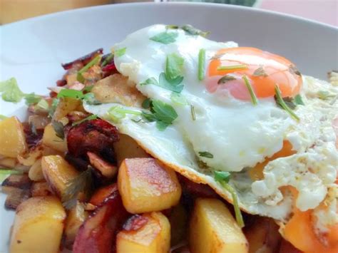 Hash de Chouriço e Ovo Estrelado Iguaria Receita e Culinária