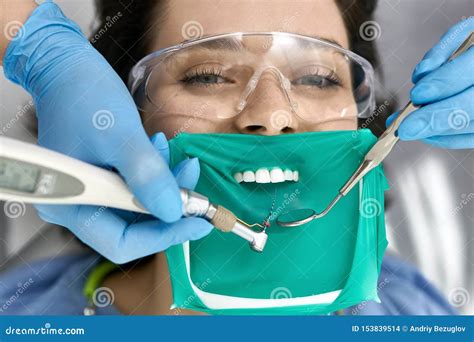 Tratamento Dos Dentes Da Mulher Bonita Na Cl Nica Dental Foto De Stock