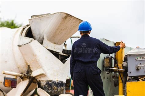 Concreto Do Crescimento Do Controle Do Trabalhador Dos Homens Da