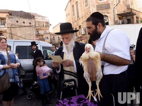 Photo Ultra Orthodox Jews Perform The Kapparot Ritual Jer2021091411