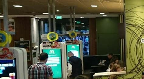 Roma Paura Al Mc Donald S Cliente Si Rifiuta Di Mettere La Mascherina