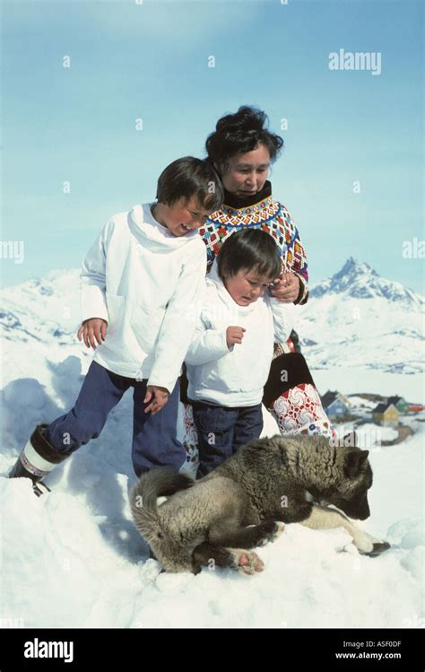 Eskimo Inuit Familie Mutter und Söhne in Nationaltracht Ammassalik