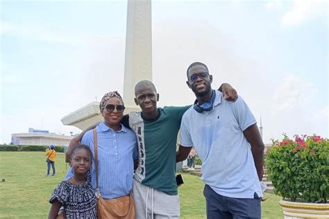 Foto Pengunjung Padati Monas Ada Turis Perancis Yang Penasaran Ke