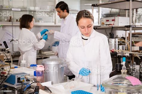 화학 물질을 검사 하는 여성 학생 Stem 주제에 대한 스톡 사진 및 기타 이미지 Stem 주제 가정의 방 감정 Istock