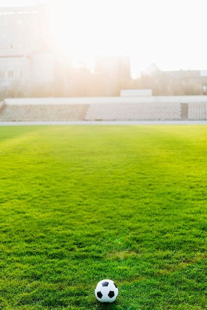 Bola Futebol Ligado Vazio Est Dio Foto Premium