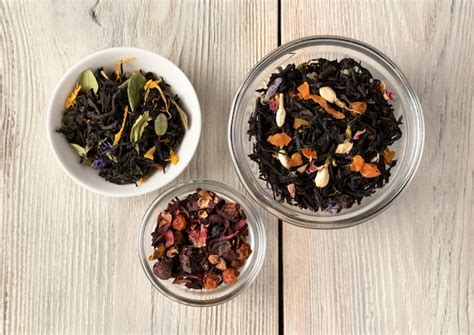 Hojas De Té Negro Con Trozos De Fruta Seca Foto Premium