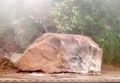 Sigue autopista parcialmente cerrada tras caída de rocas La Jornada