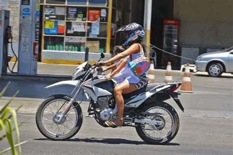 Dicas De Como Transportar Crian A Na Garupa Das Motos