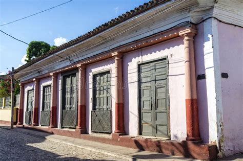 Antigua Casa Colonial De Colores En El Centro De Trinidad Cuba Imagen