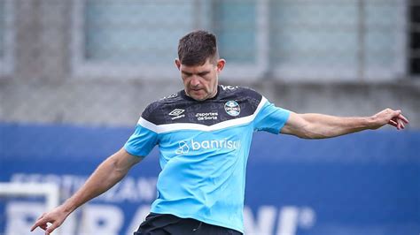 V Deo Kannemann D Drible Humilhante No Treino Do Gr Mio Veja