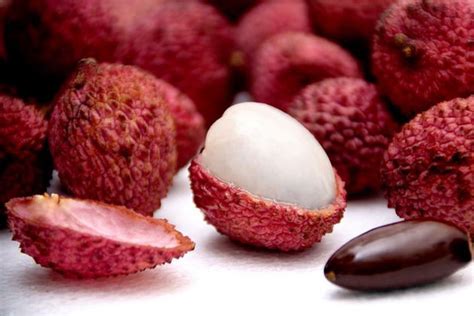 Fruta Marrom Por Fora E Branca Por Dentro