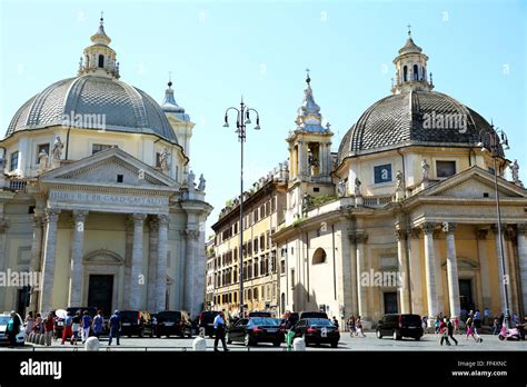 Las Iglesias Gemelas En La Piazza Del Popolo En Roma A La Izquierda