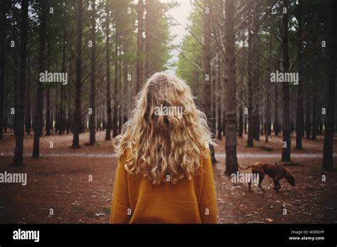 Femme blonde avec un chien Banque de photographies et dimages à haute résolution Alamy