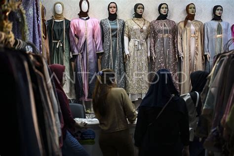 Penjualan Busana Muslim Di Pasar Tanah Abang Jakarta Antara Foto