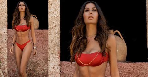 Elisabetta Gregoraci Look Balneare Rosso Fuoco Lancia Il Trend Del Bikini Con Le Catene