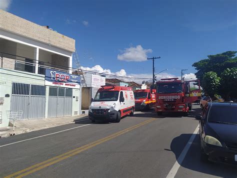 Homem sofre descarga elétrica no telhado de residência veja vídeo