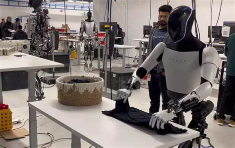 Vídeo Mostra Robô Humanoide Da Empresa De Elon Musk Dobrar Roupas