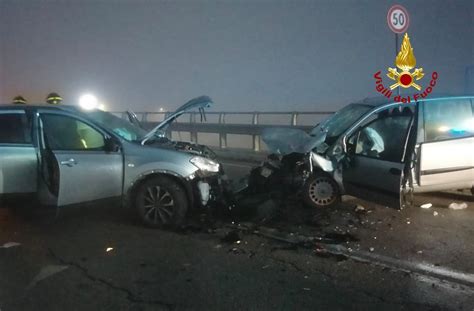 Scontro Frontale Tra Auto Sul Cavalcavia All Alba Feriti Foto