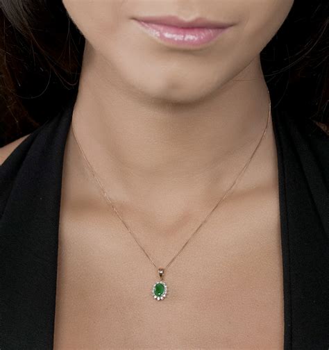 Emerald Necklaces And Pendants The Diamond Store